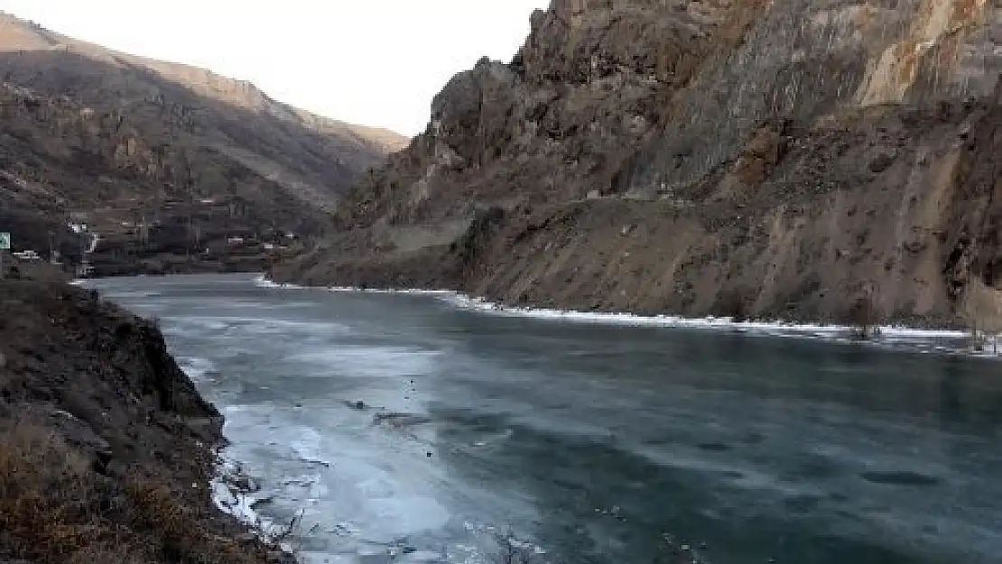 Türkiye’nin en hızlı akan nehri buz tuttu