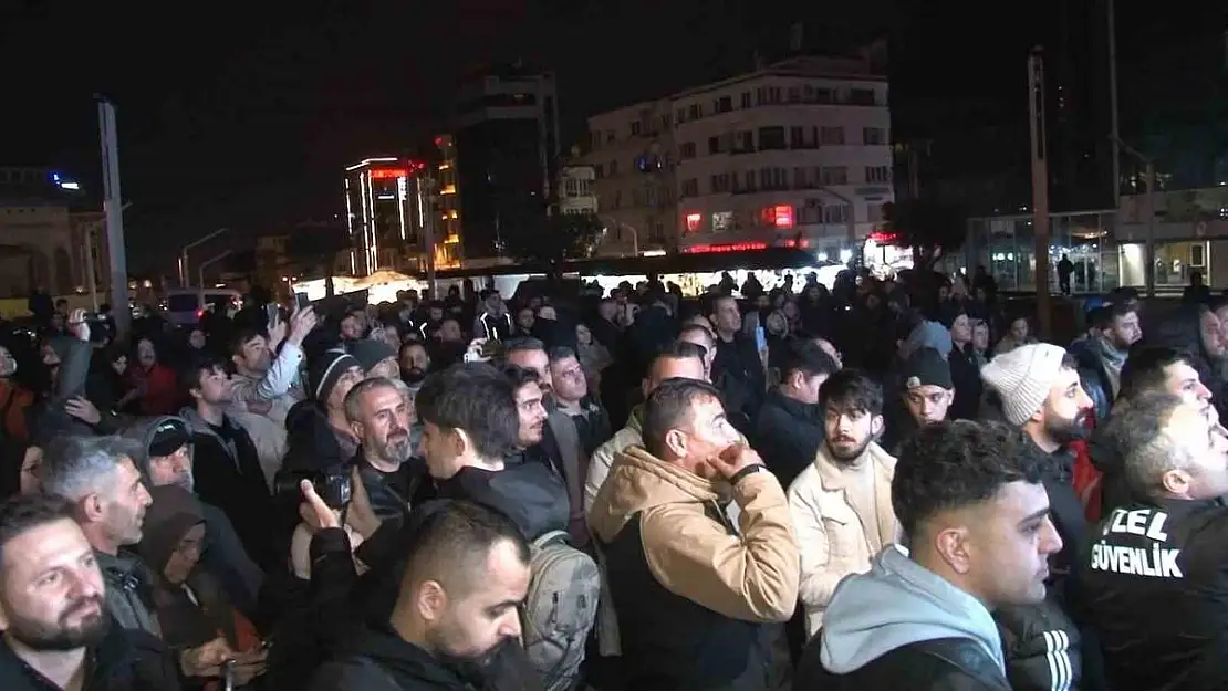 Türkiye'nin uzay yolculuğu başladı: İstanbullular Taksim Meydanı'nda canlı izledi