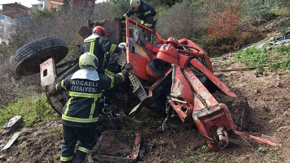 Uçuruma yuvarlanan vinç yüklü kamyon paramparça oldu: 1 ölü