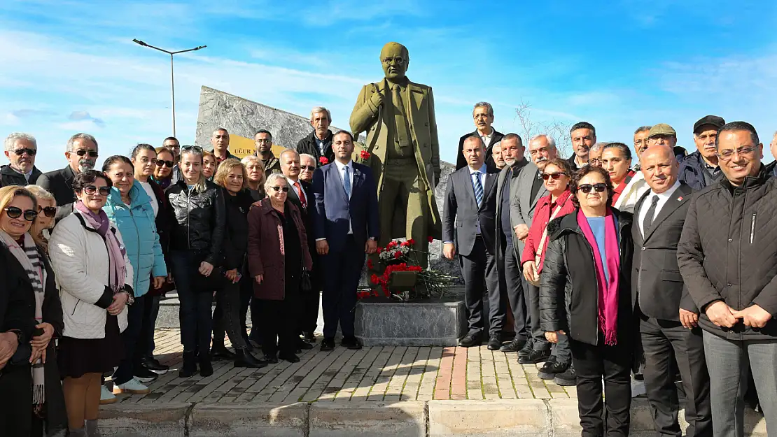 Uğur Mumcu, Narlıdere'de karanfillerle anıldı