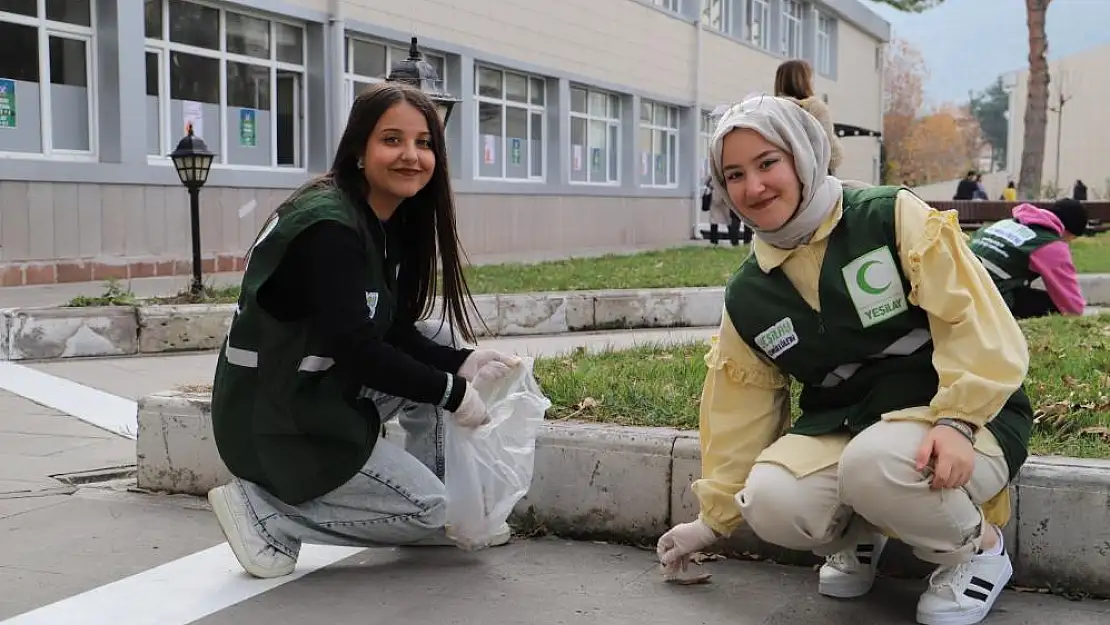 Üniversiteliler kampüste sigara izmariti topladı