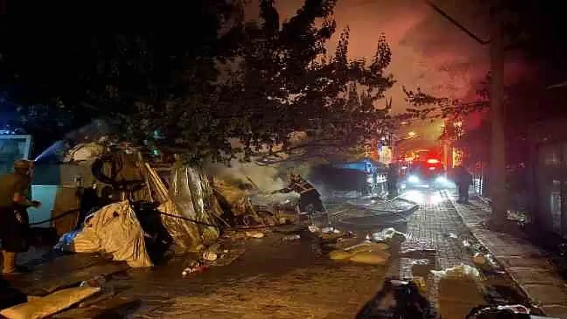 Uşak’ta bir hurdalıkta çıkan yangın paniğe sebep oldu