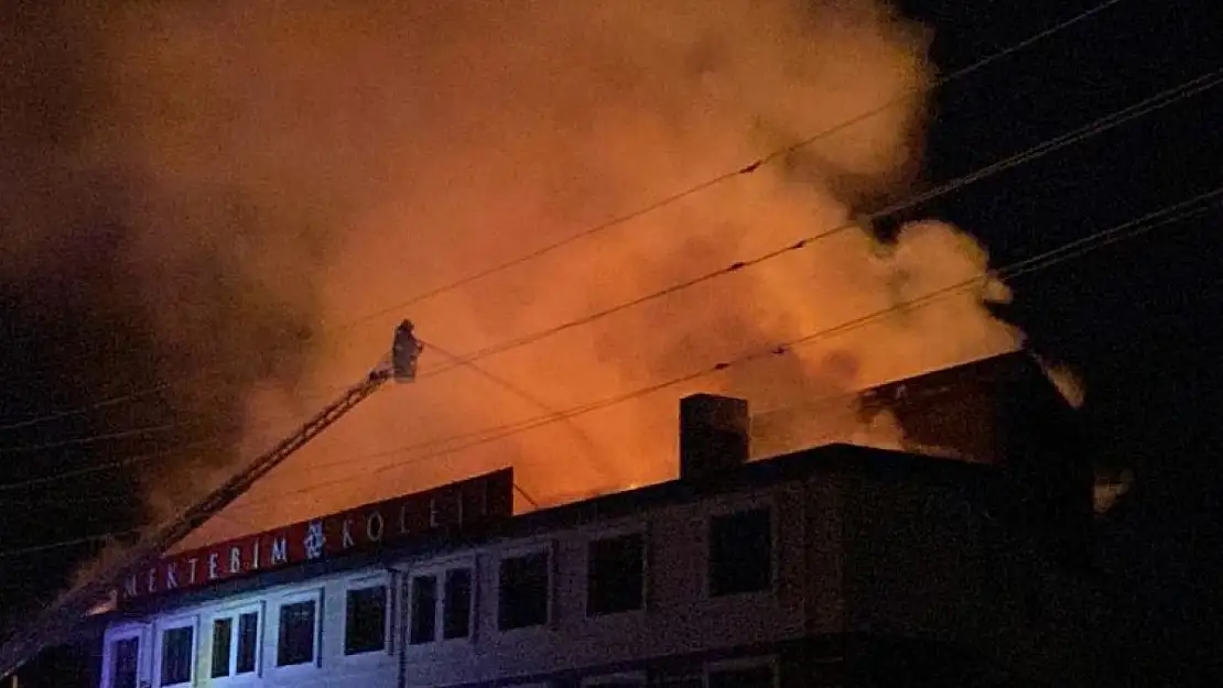 Uşak’ta bir okulda tadilat sırasında çıkan yangının alevleri geceyi aydınlatı