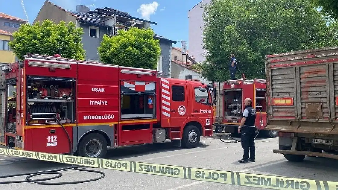 Uşak’ta çatıda çıkan yangın paniğe neden oldu