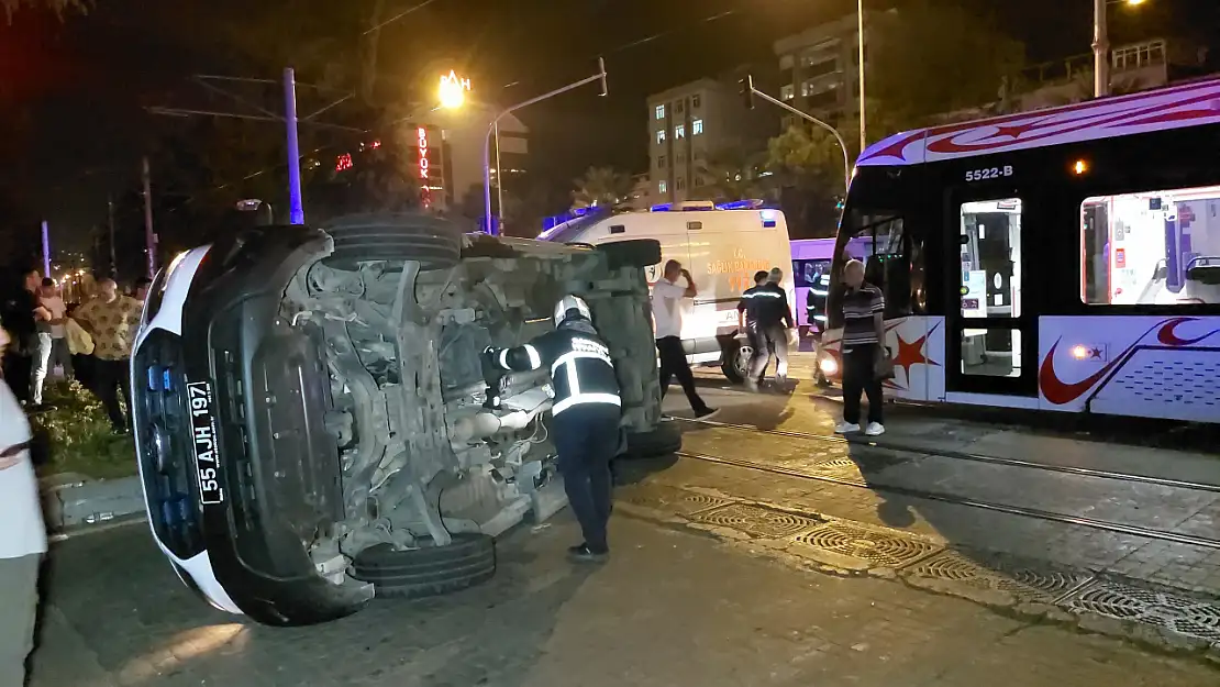 Vakaya giden ambulans tramvay ile çarpıştı