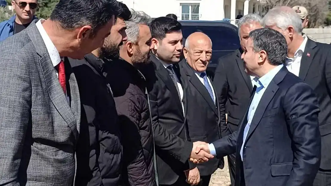 Vali, Kaymakam ve İl Jandarma Komutanı AK Parti adayıyla esnaf ziyaretinde