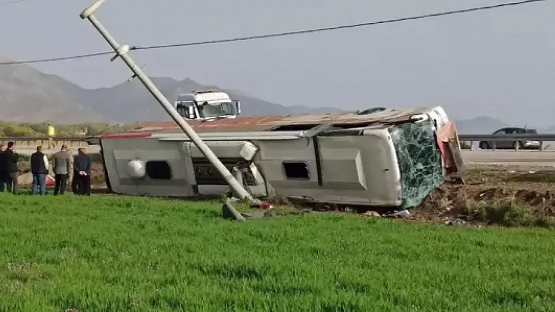 Van'da sabaha karşı korkunç olay: Yolcu otobüsü devrildi