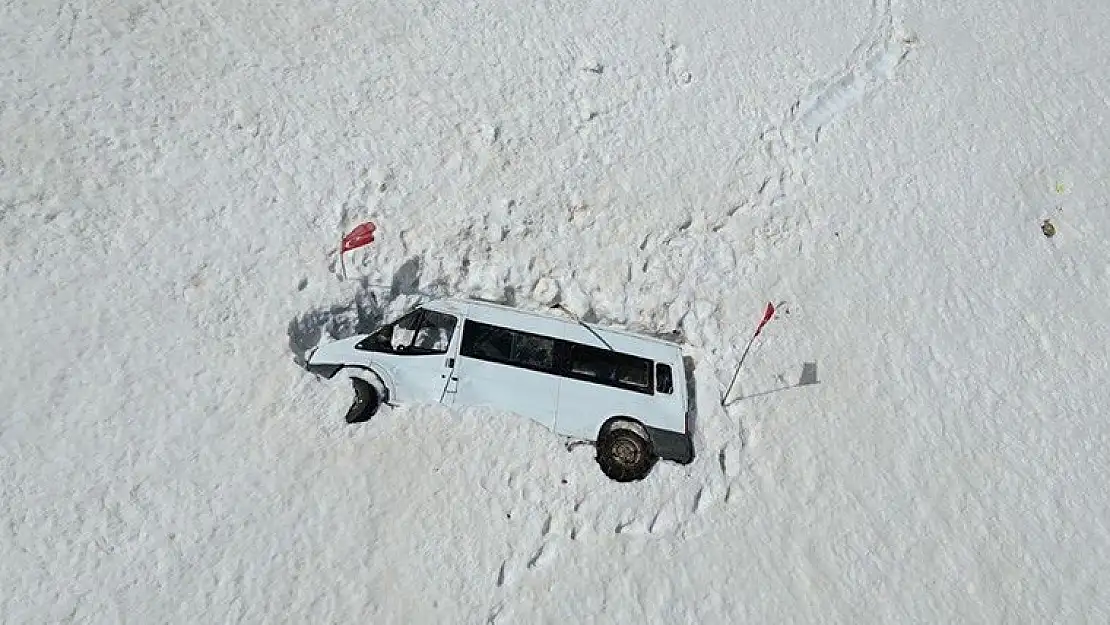 Van’da çığ altında kalan minibüs, 5 ay sonra ortaya çıktı