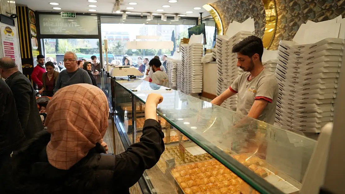 Vatandaşlar ucuz baklava için kuyruğa girdi