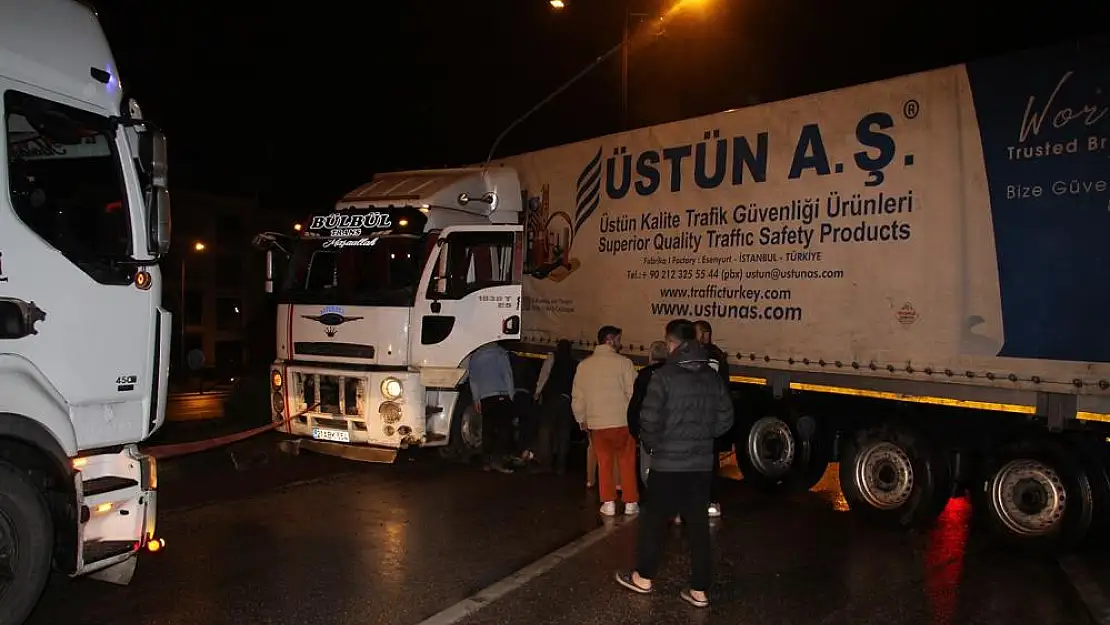 Yağışlı havada kayan tır karayolunu trafiğe kapattı