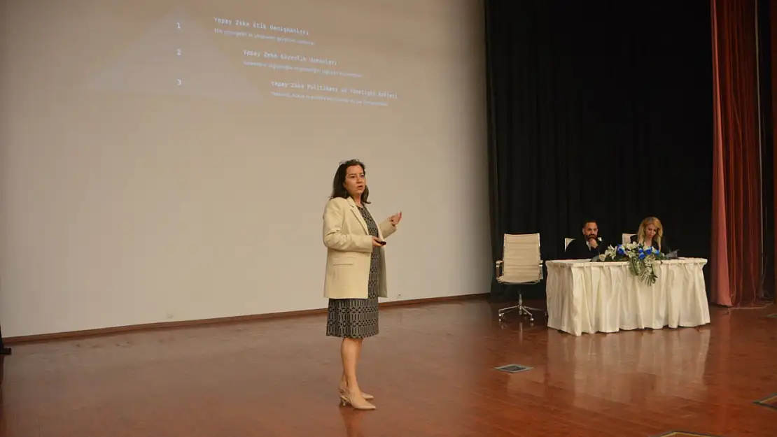 Yapay zekâ meslekleri nasıl dönüştürüyor? Ege Üniversitesi'nde farkındalık semineri