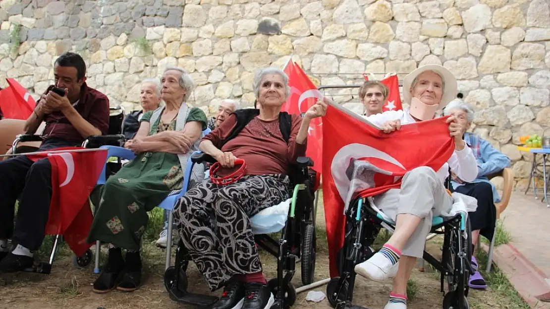 Yaş almışlar  İzmir Marşı ile Cumhuriyete sahip çıktı