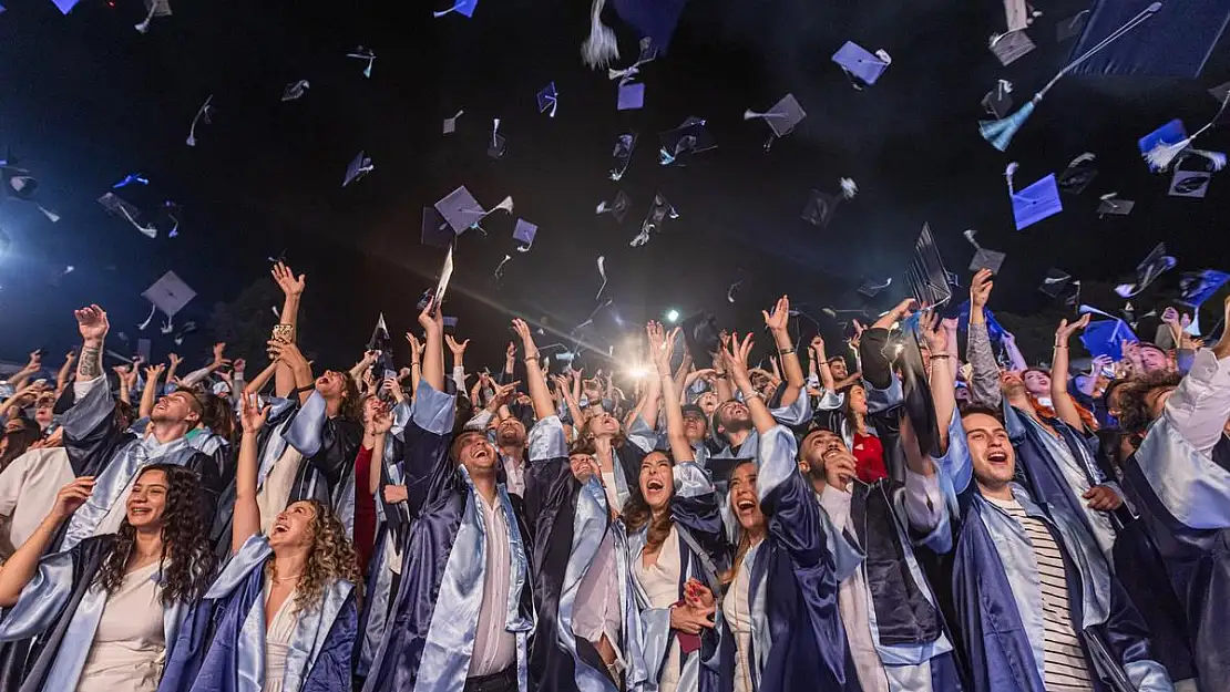 Yaşar Üniversitesi’nde mezunlar hayallerine bir adım yaklaştı