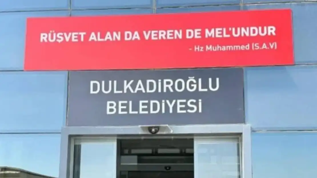 Yeniden Refah kazandığı belediyelere 'rüşvet' tabelası astı