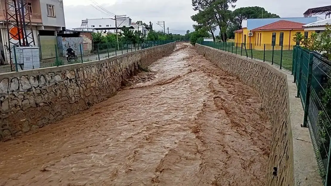 Yenipazar'ı çamur bastı