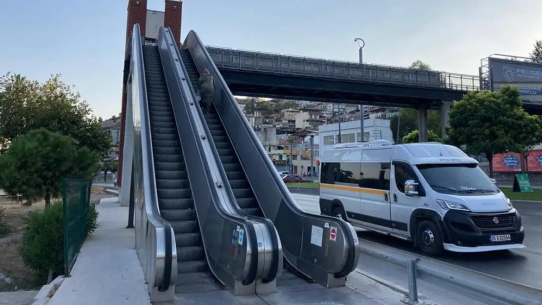 Yeşildere üstgeçitte ne asansör çalışıyor ne de yürüyen merdiven