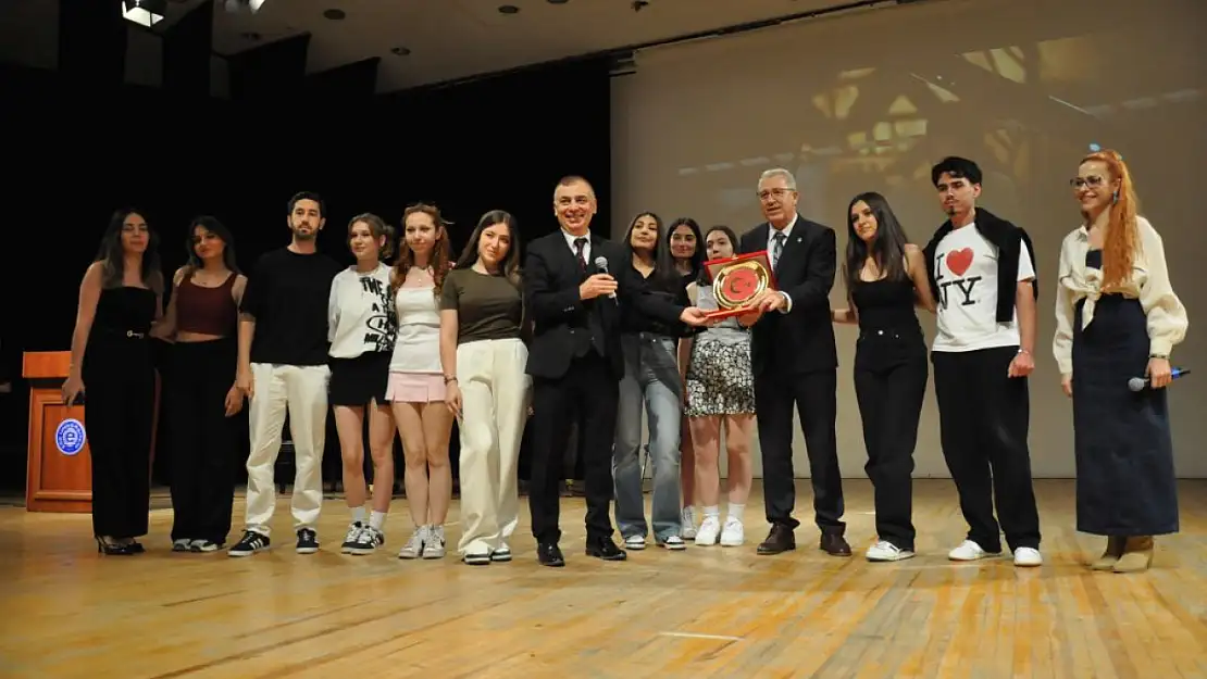 Yıldızlar Ege'ye yağdı! Altın Kariyer Buluşması sosyal medyayı salladı