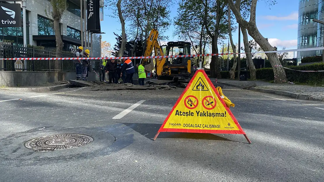 Yol çöktü, doğalgaz sıkışması patlamaya yol açtı