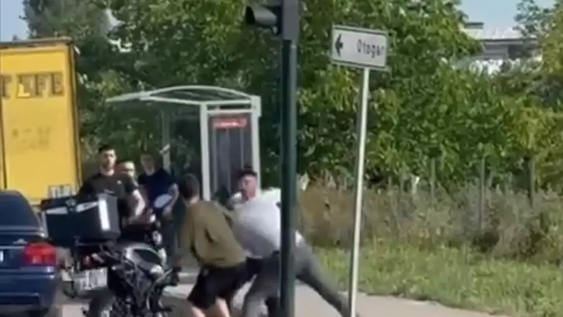 Yol verme tartışması kavgaya dönüştü, yumruklar havada uçuştu