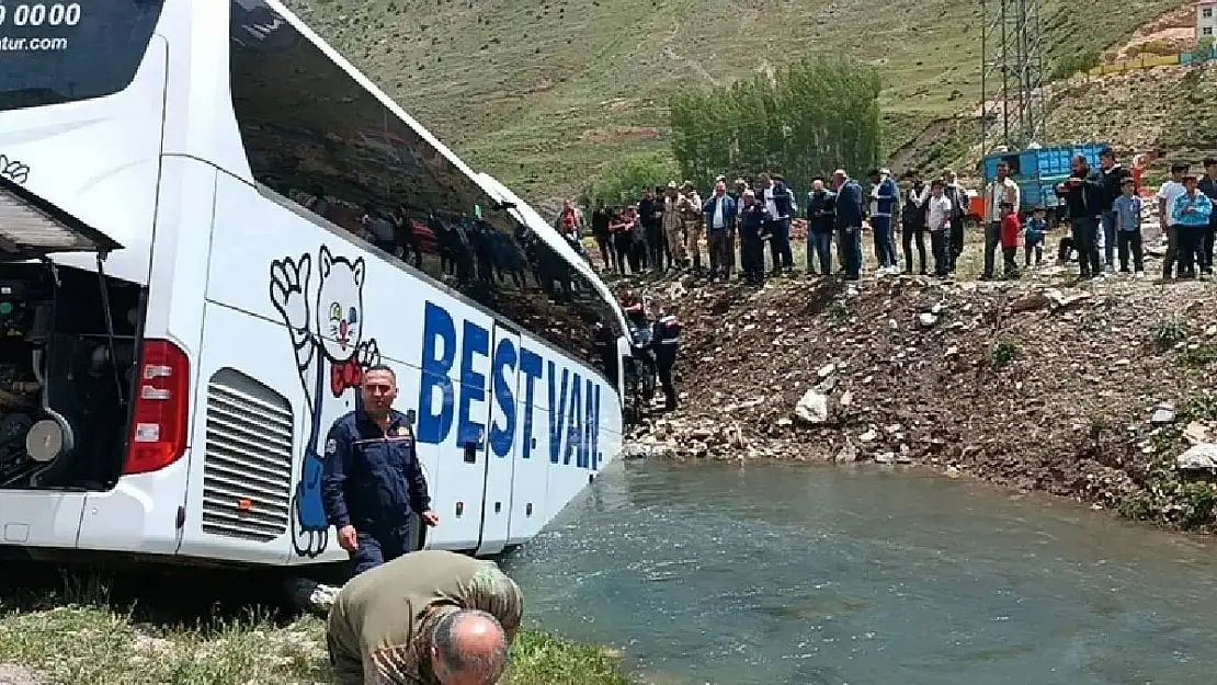 Yolcu otobüsü dereye düştü: Yaralılar var