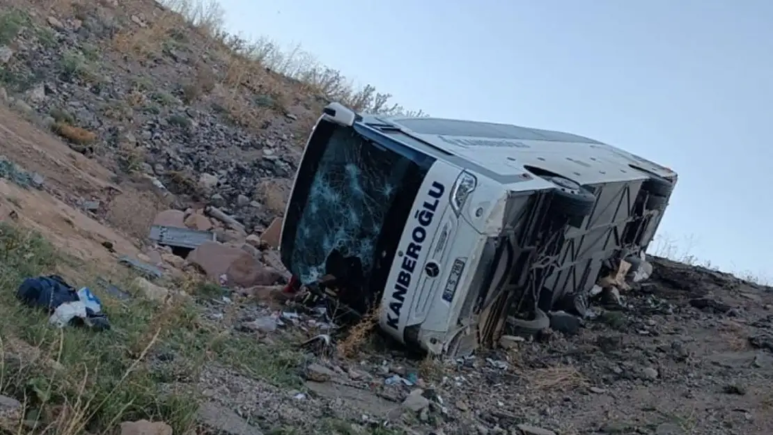 Yolcu otobüsü şarampole devrildi: Ölü ve yaralılar var!