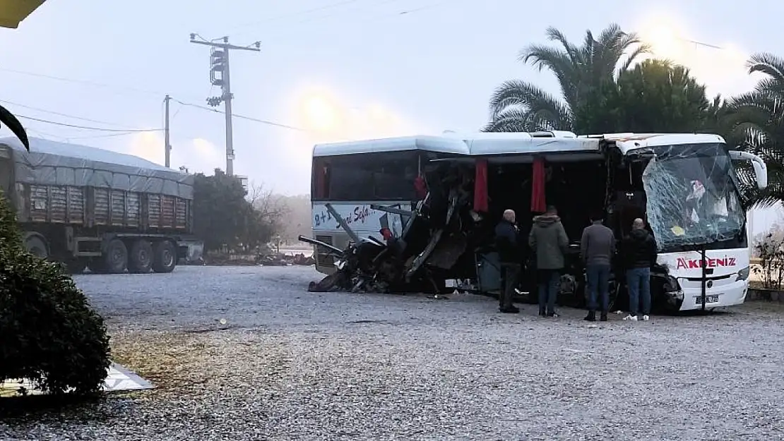 Yolcu otobüsü tıra çarptı: 1 ölü 20 yaralı