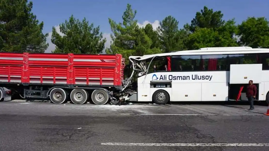 Yolcu otobüsü TIR’a çarptı: 2 ölü, 12 yaralı