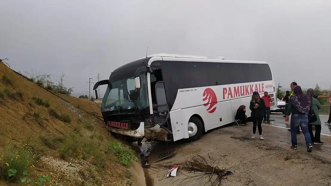 Yoldan çıkan otobüs toprak yığınına çarptı: 10 yaralı