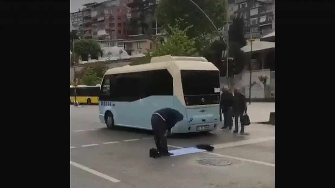 Yolun ortasında namaz kıldı