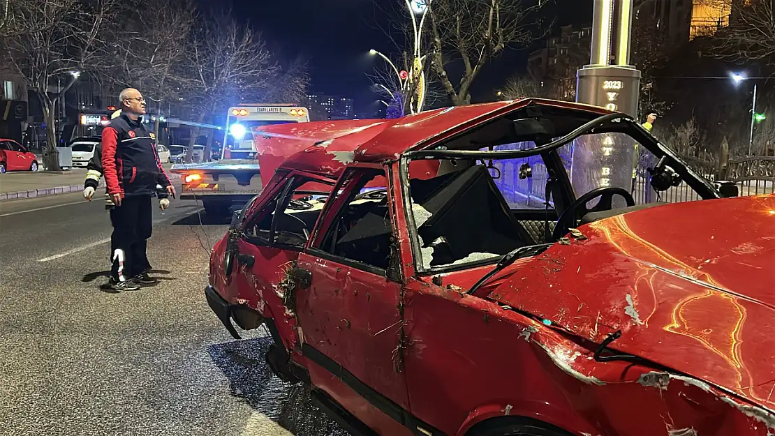 Yozgat'ta otomobil üst geçide çarptı: 4 yaralı