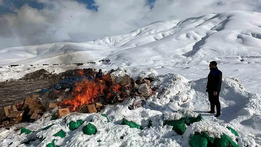 Yüksekova'da tarihi geçmiş bir kamyon gıda imha edildi