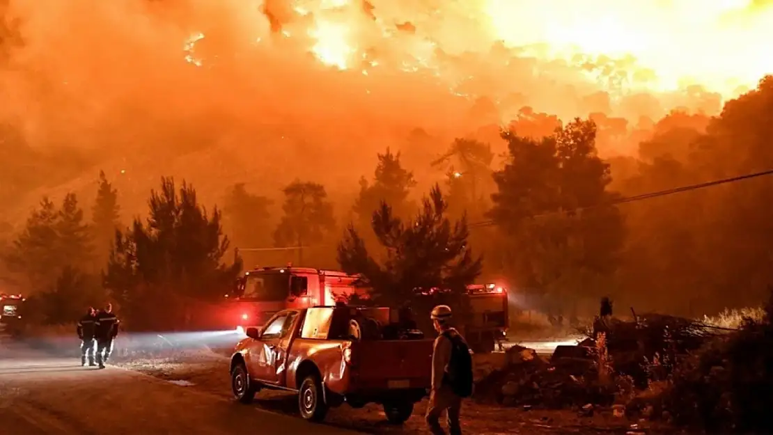 Yunanistan'da güçlü rüzgar yangını körüklüyor