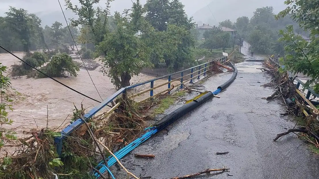 Zonguldak’taki sel felaketinde 18 ev tahliye edildi, köprünün bir bölümü yıkıldı