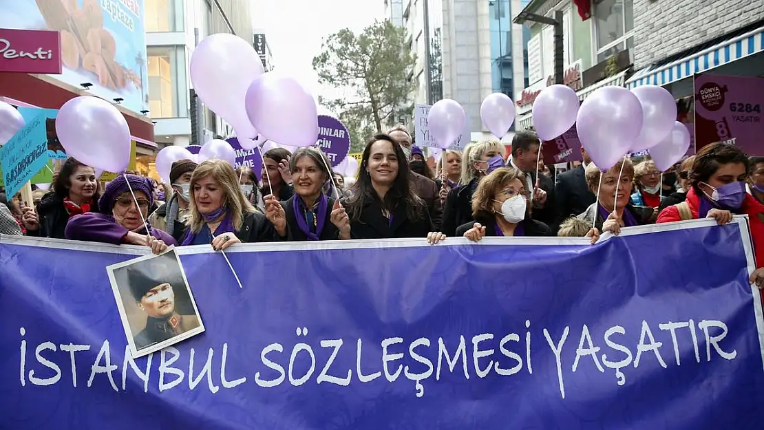 Zübeyde annenin huzurunda 8 Mart töreni