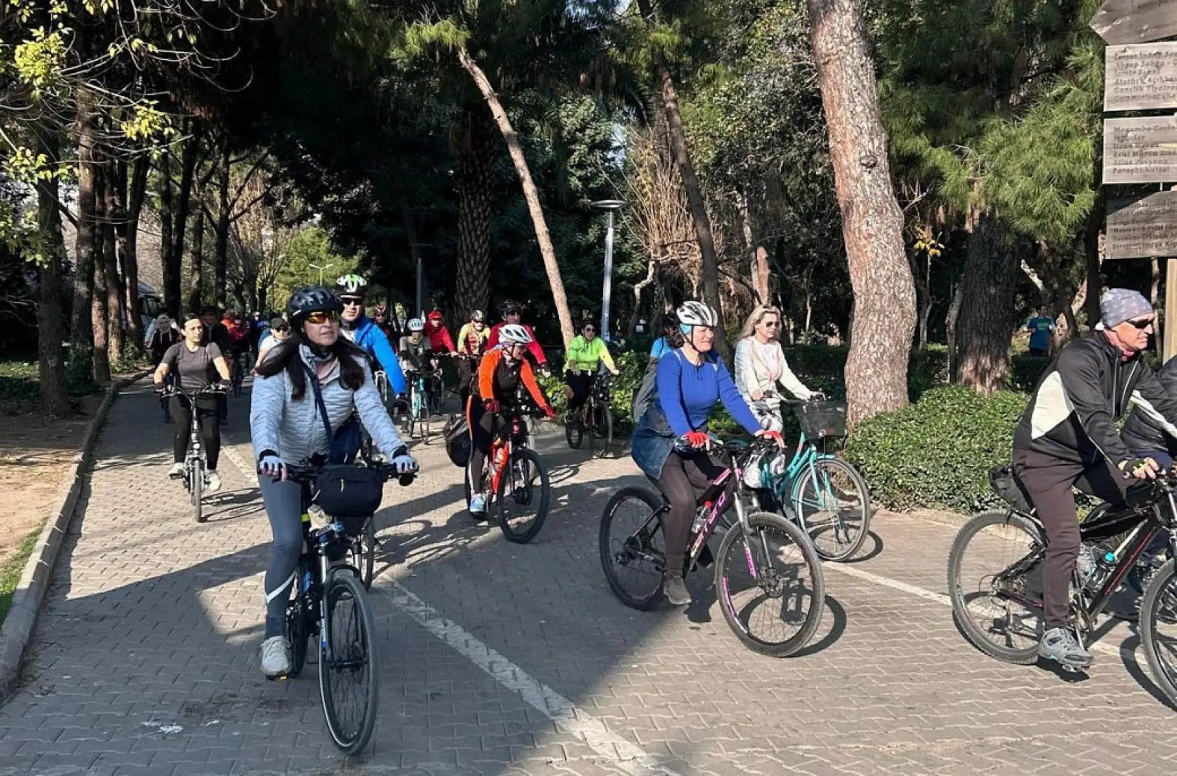 İzmir'de 8 Mart fırtınası: Kadınlar sahada, pedalda ve buzda