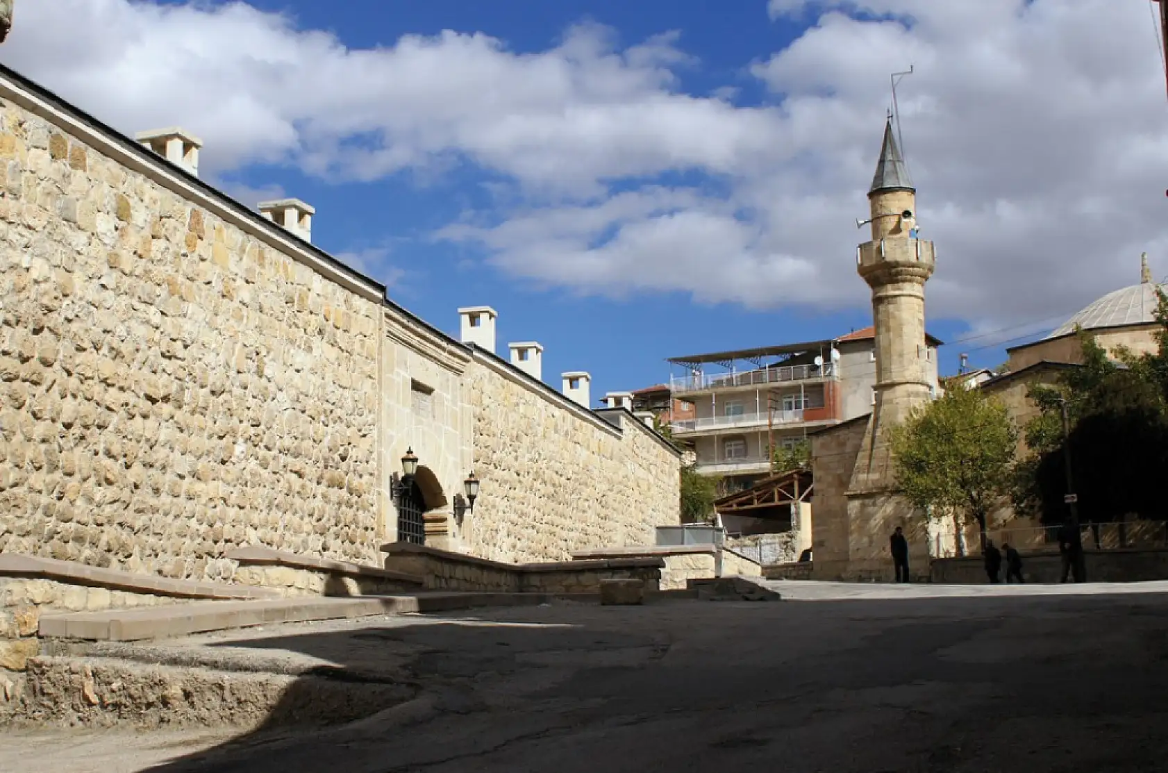 Yüzlerce mağara, tarihi hanlar ve uçurum kenarında yürüyüş yolları: Türkiye'nin bu iline turistler akın ediyor, hala gitmeyen kaldıysa...