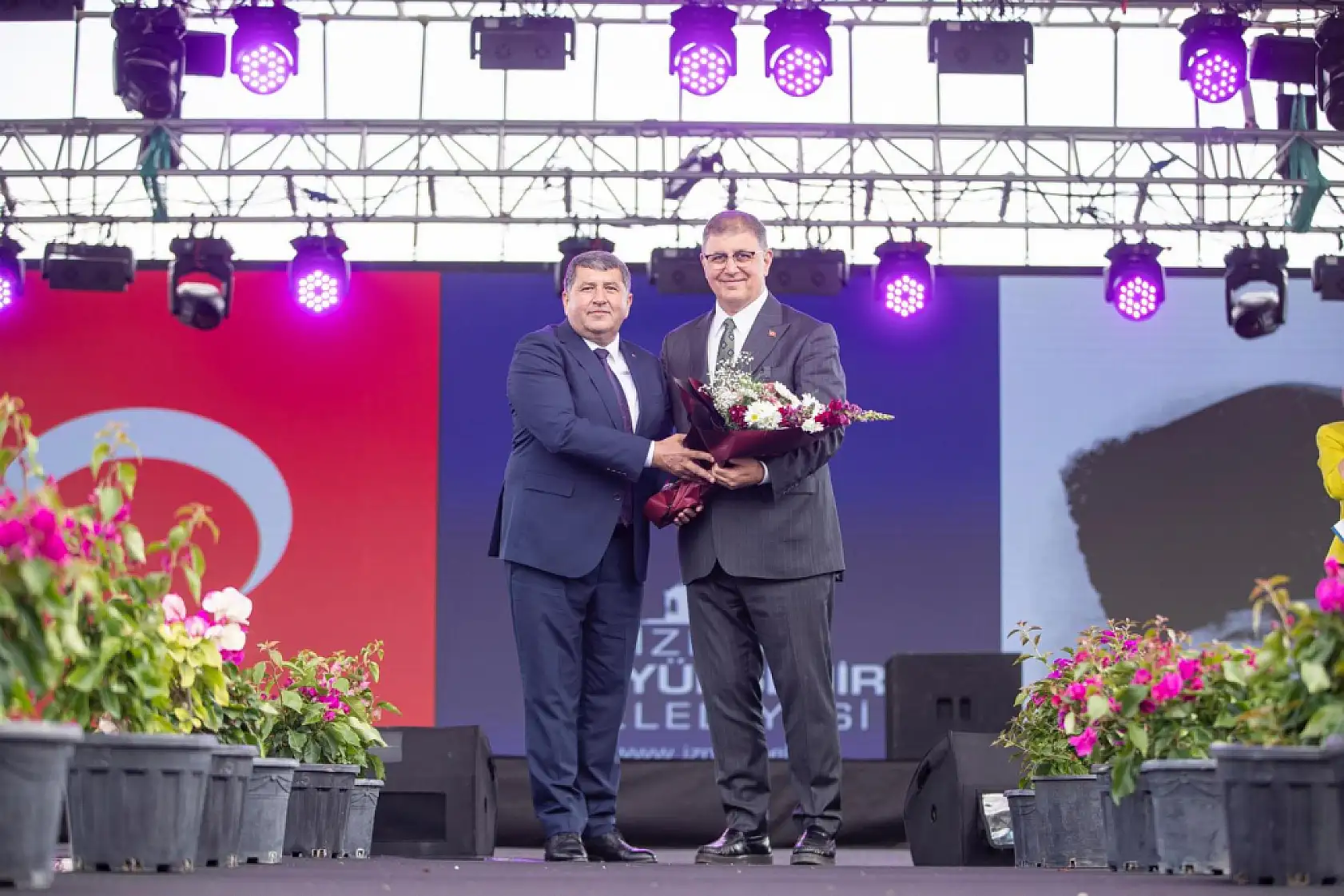 Bayındır'da çiçek festivali coşkusu Başkan Tugay'la taçlandı