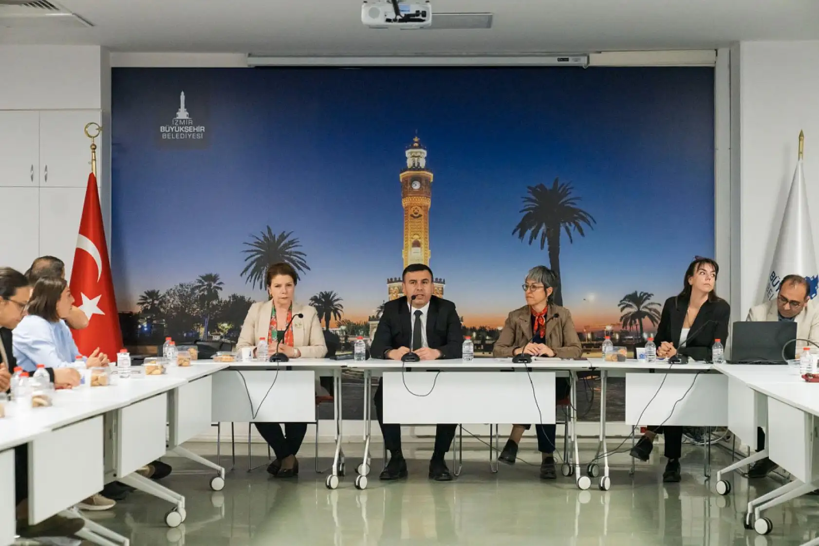 İzmir'de parklarda akıllı sulama dönemi başladı