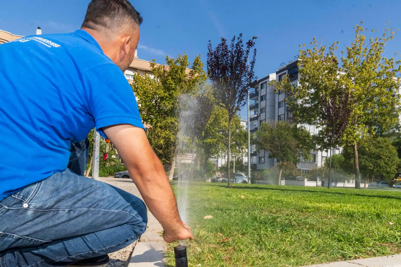 İzmir'de parklarda akıllı sulama dönemi başladı