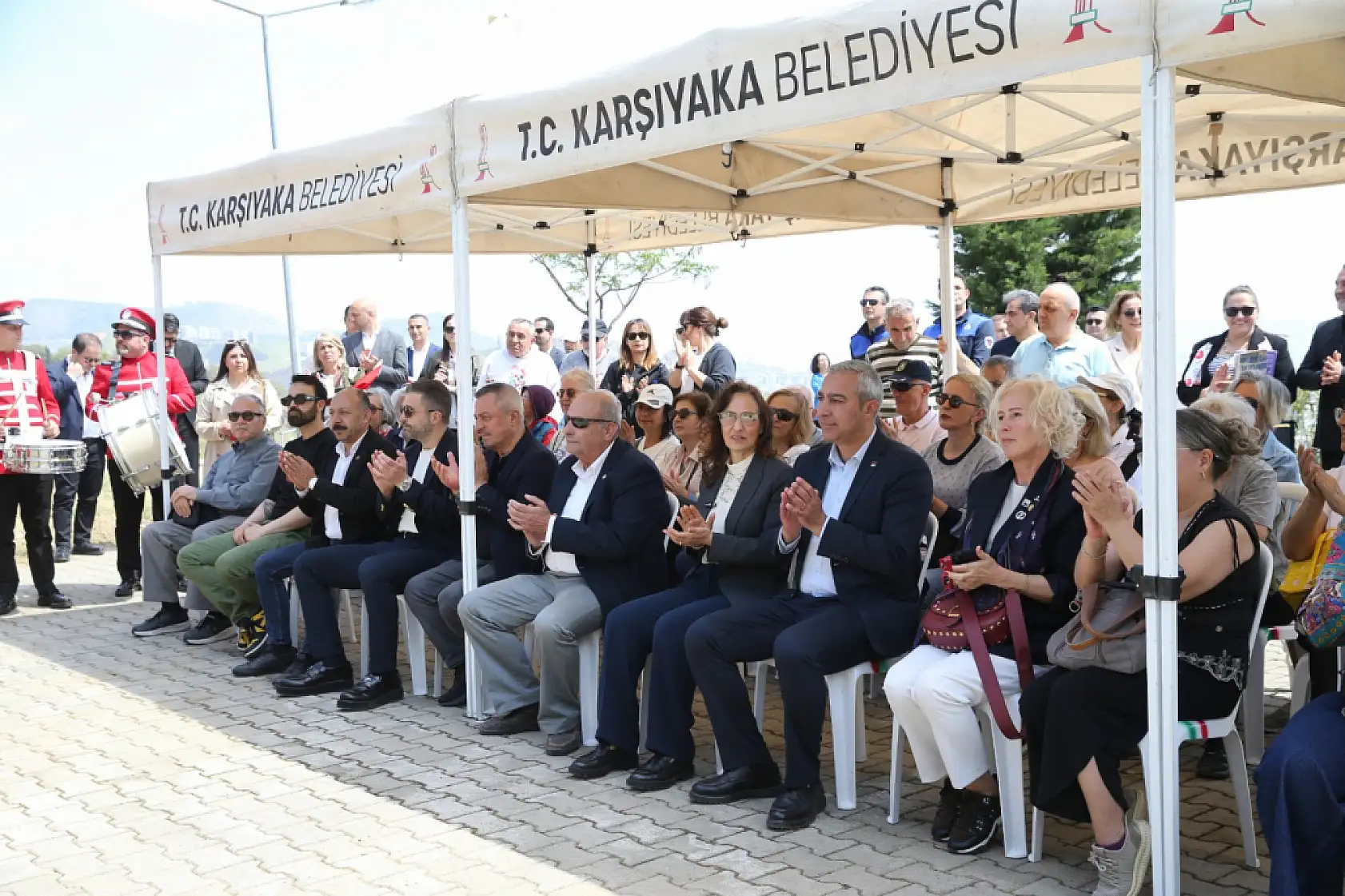 İzmir'de yangının izleri siliniyor