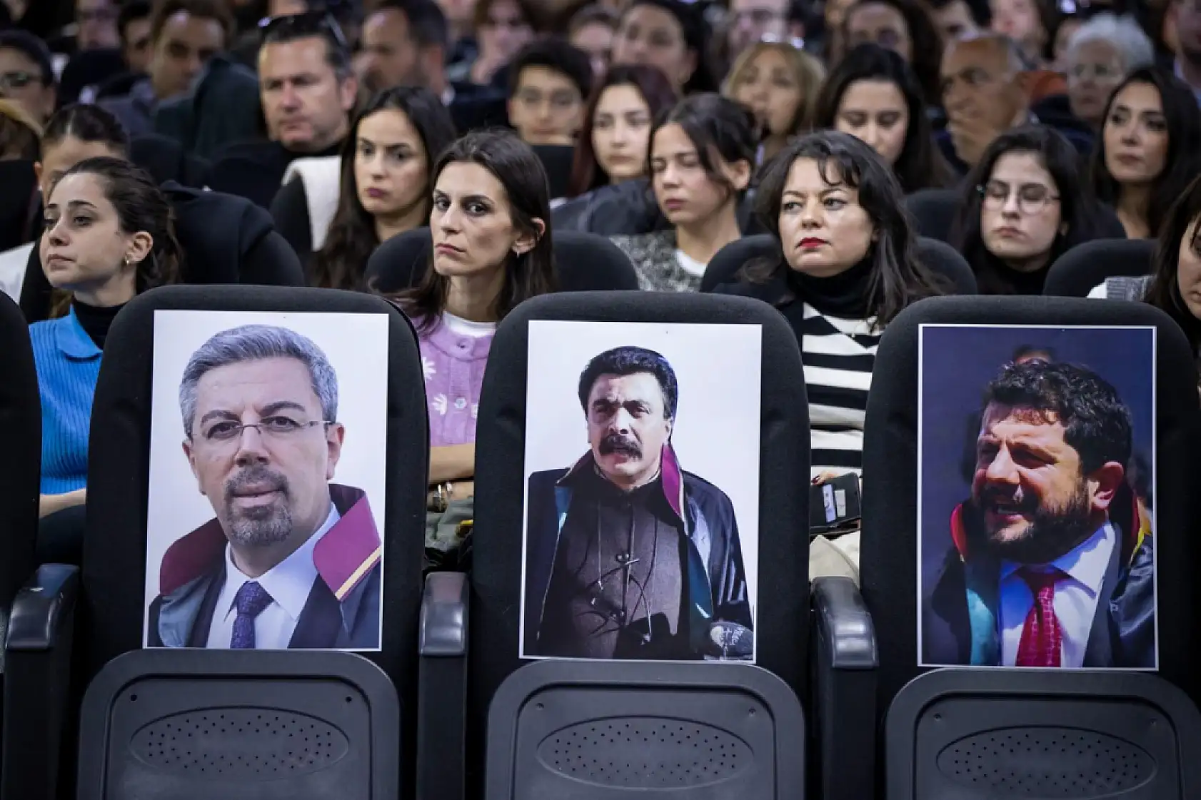 Başkan Cemil Tugay hukukçuların paneline katıldı