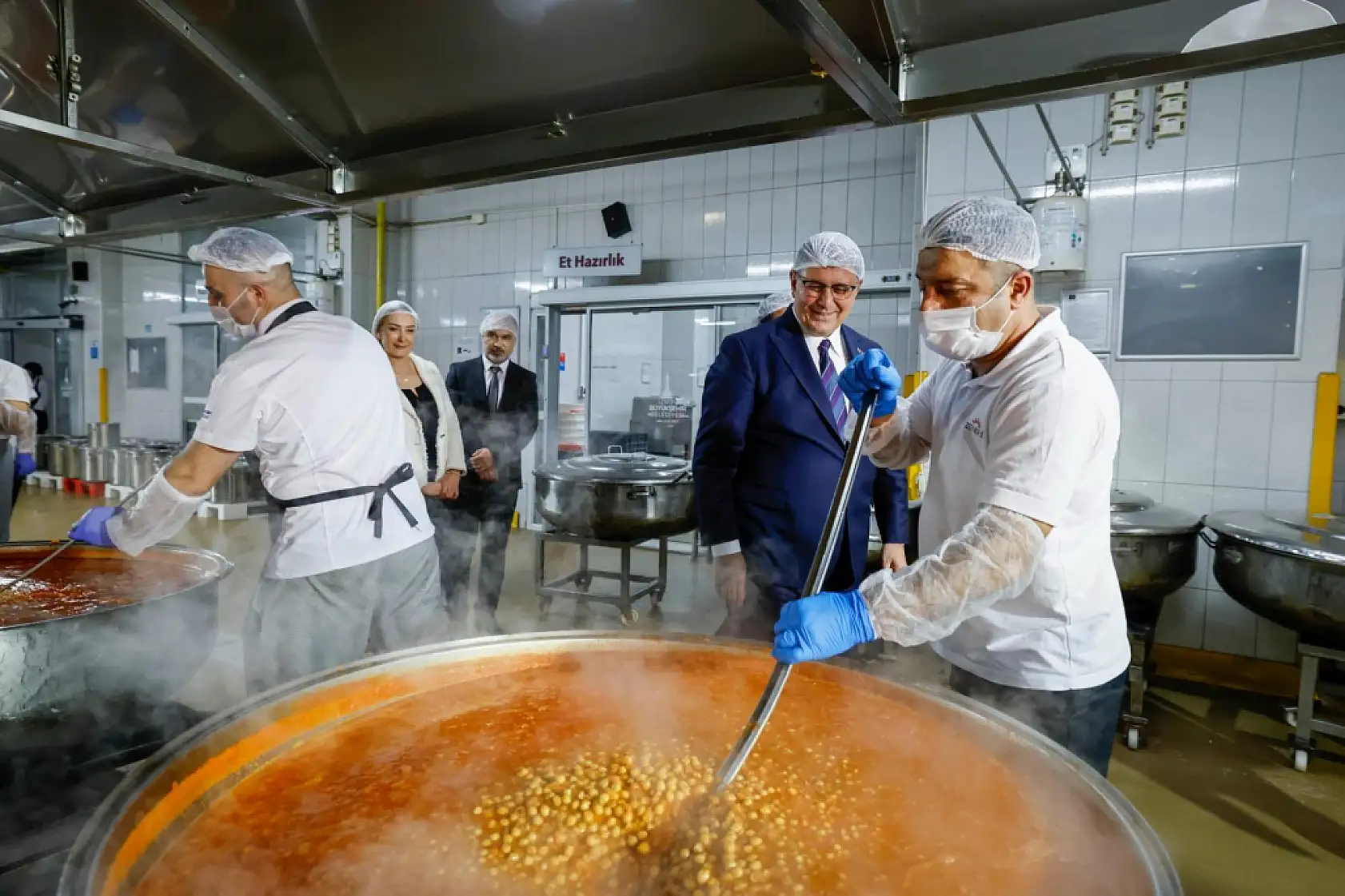 Başkan Tugay, dayanışma için kolları sıvadı | Duyan sıraya giriyor