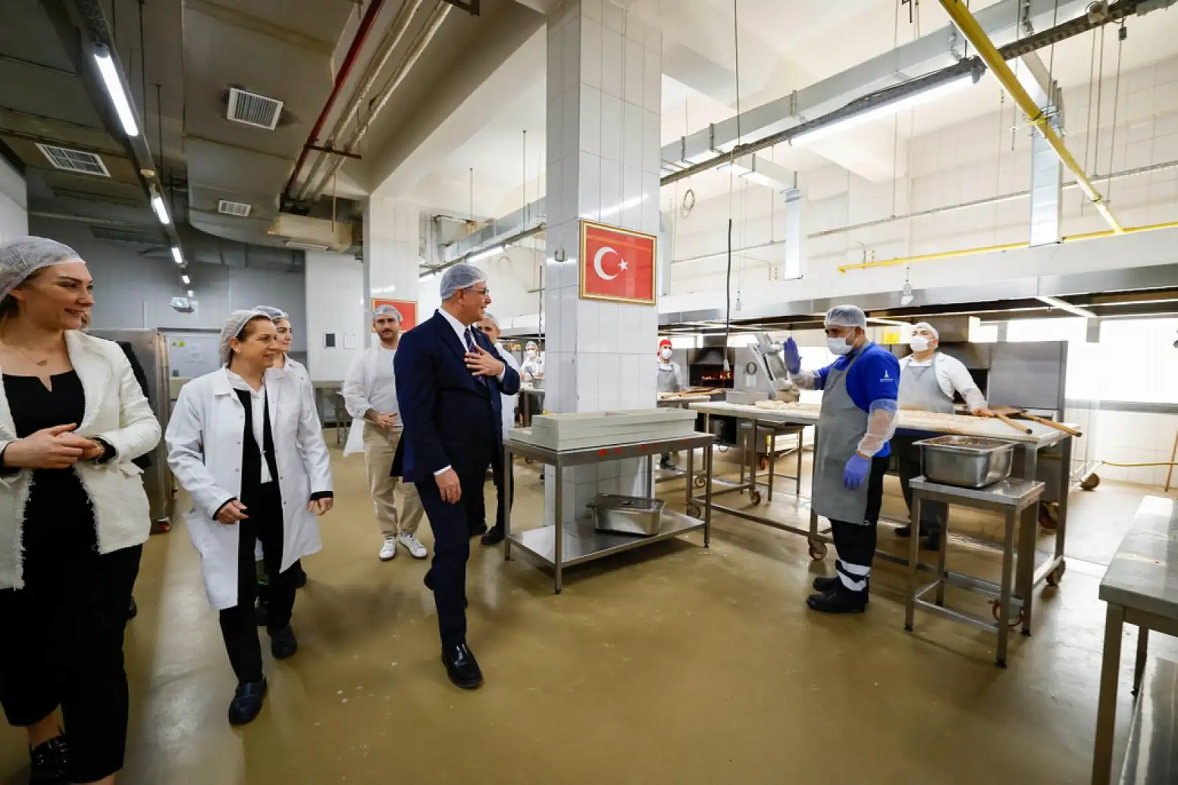 Başkan Tugay, dayanışma için kolları sıvadı | Duyan sıraya giriyor