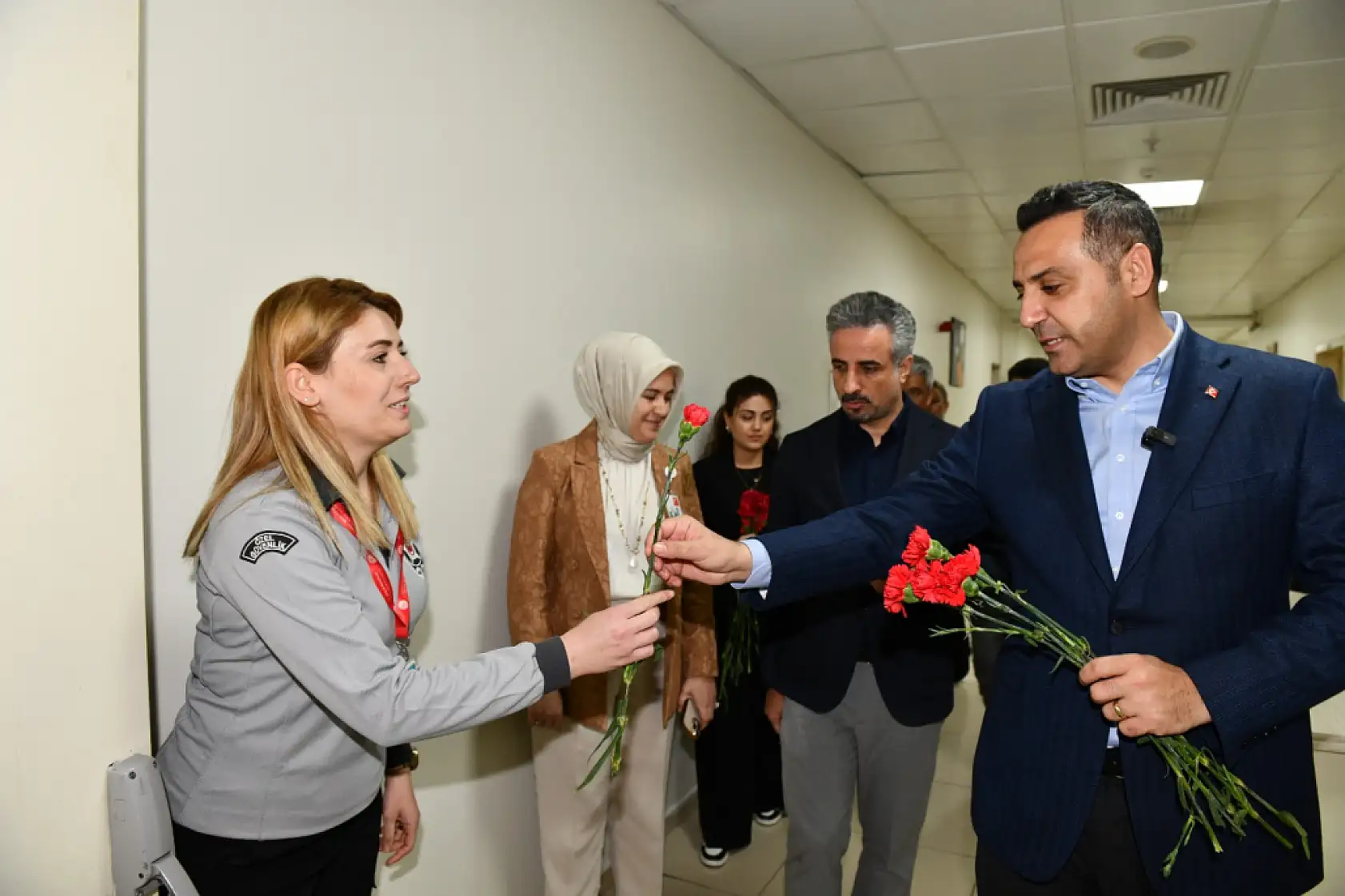Sağlık çalışanlarına karanfil, emeklerine saygı