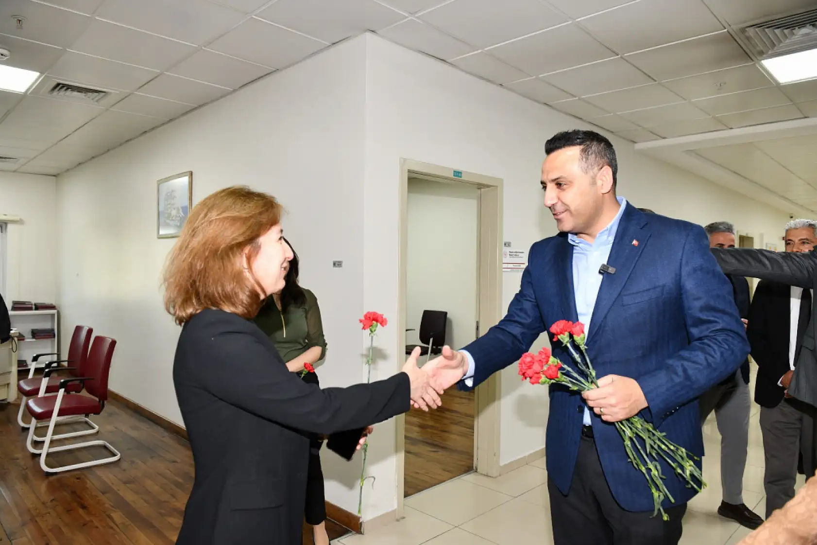 Sağlık çalışanlarına karanfil, emeklerine saygı