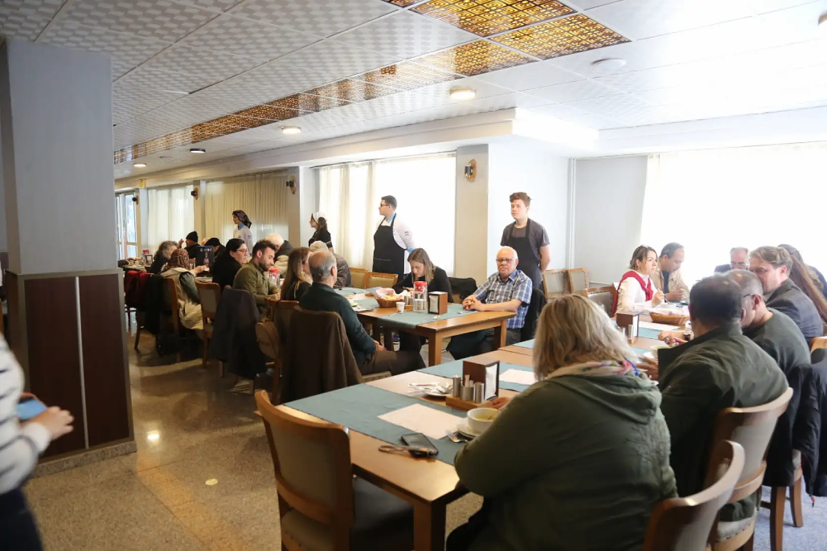 İzmir'de huzurevi sakinleriyle liseliler mutfakta yarıştı