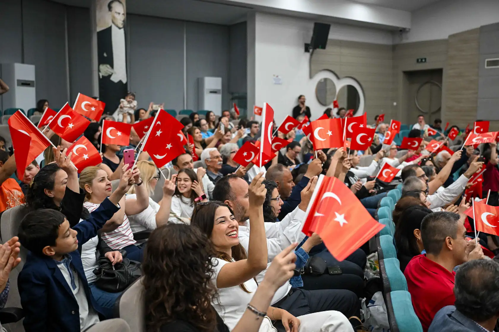 Bornova'da 23 Nisan'ın kalbi miniklerle attı
