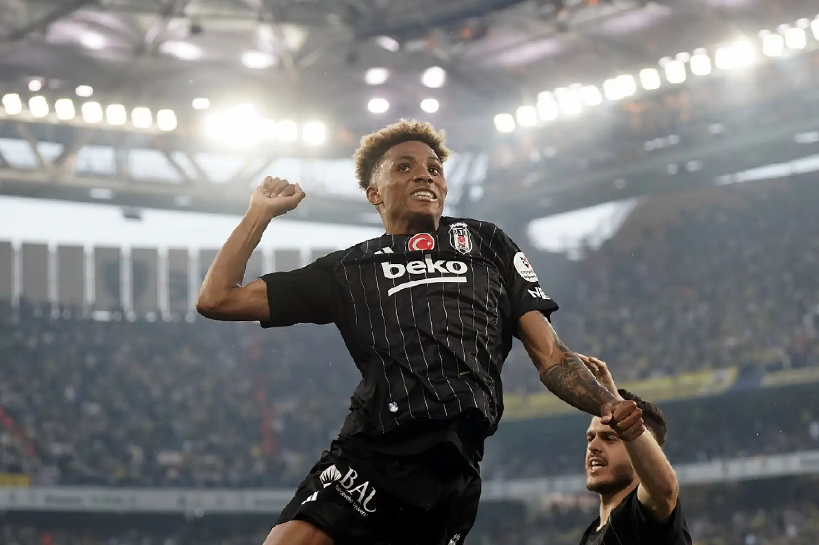 Beşiktaş, Fenerbahçe'yi zirve yarışından uzaklaştırdı: 0-1