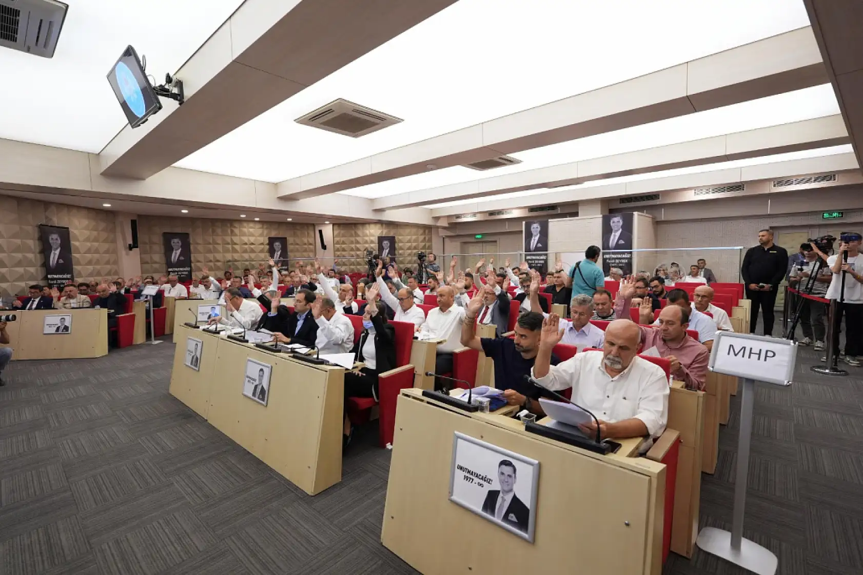 Manisa Büyükşehir Meclisi Ferdi Zeyrek'siz ilk kez toplandı