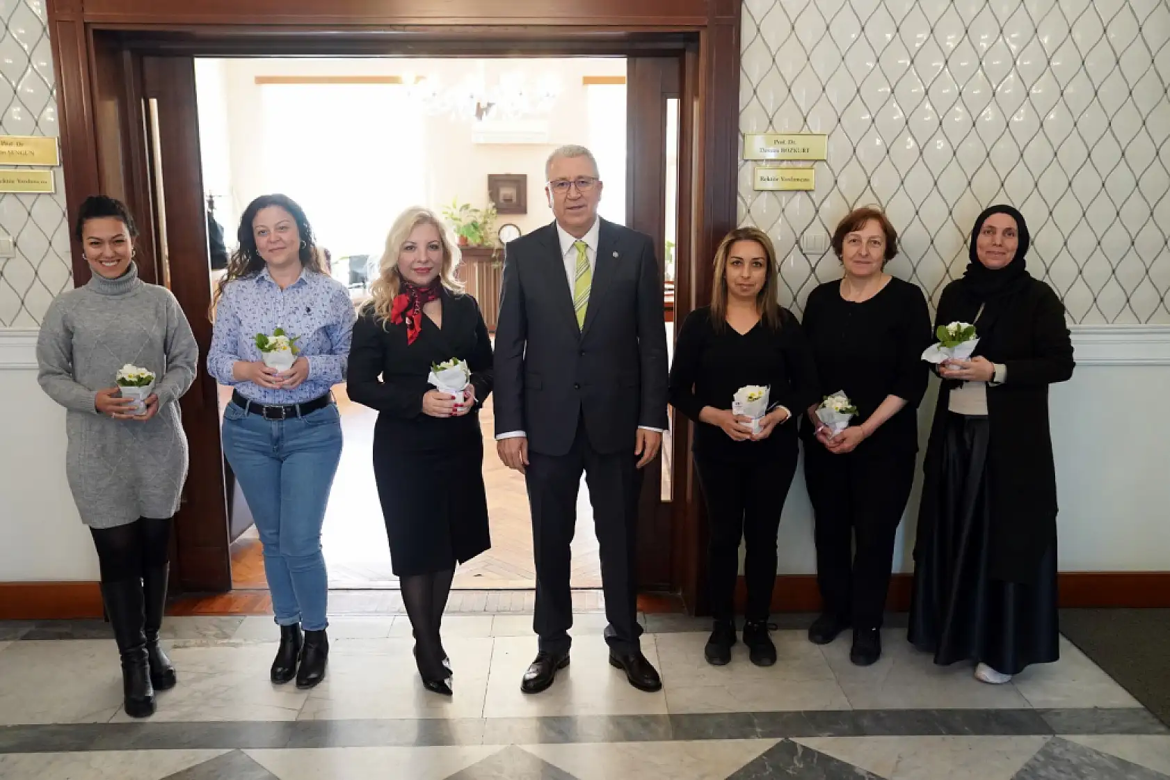 Eğitim yuvasında çiçek kokan kutlama